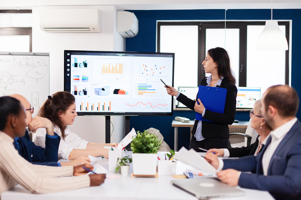 説得力アップのベネフィットのイラスト (プレゼンで頷かれる様子)